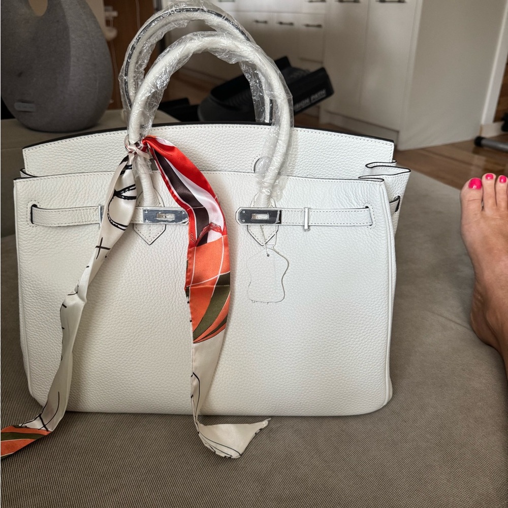 Elegant White Leather Handbag